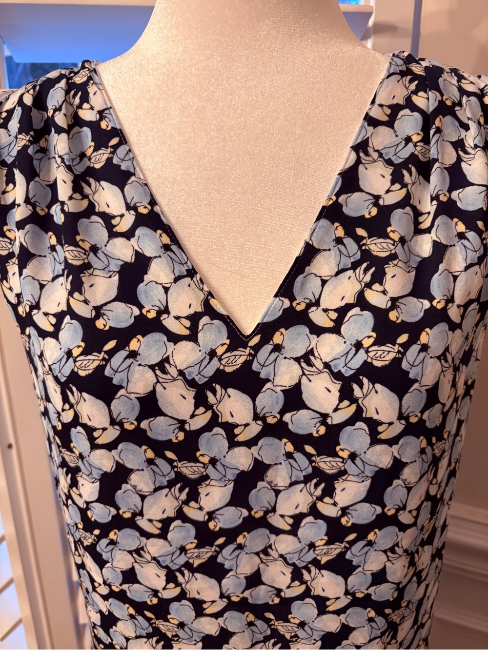 White House Black Market Reversible Sleeveless V-Neck Printed Blouse - - Picture 3 of 11